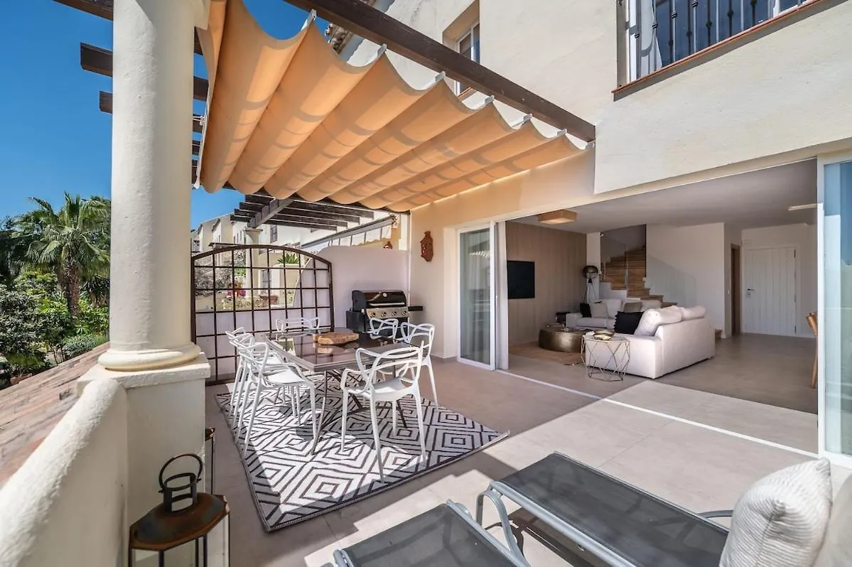 New Modern Townhouse In Marbellaアパートメント マルベーリャ